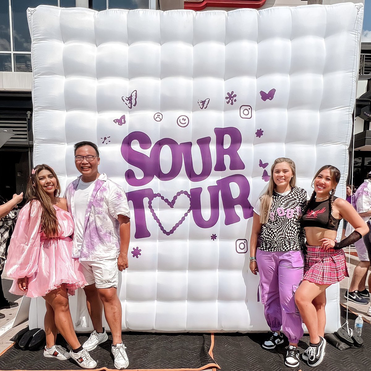 CourtneyAngelie's tweet photo. Maybe we’re too emotional!! #sourtour #sourtourirving #sourtourdallas #sourstyle @oliviarodrigo @LiviesHQ https://t.co/04UZO0xK8K