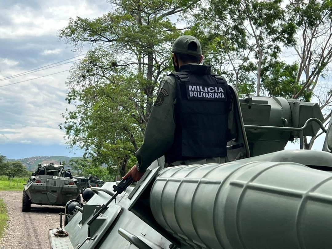 Redi_andes's tweet photo. En el marco de la Operación Cacique Murachi 2022 el #CEOFANB complementado con la Milicia Bolivariana para combatir a los TANCOL resguarda nuestra Frontera Tachirense en @Redi_andes a lo largo del eje transfronterizo https://t.co/5a3Mk2iH4D