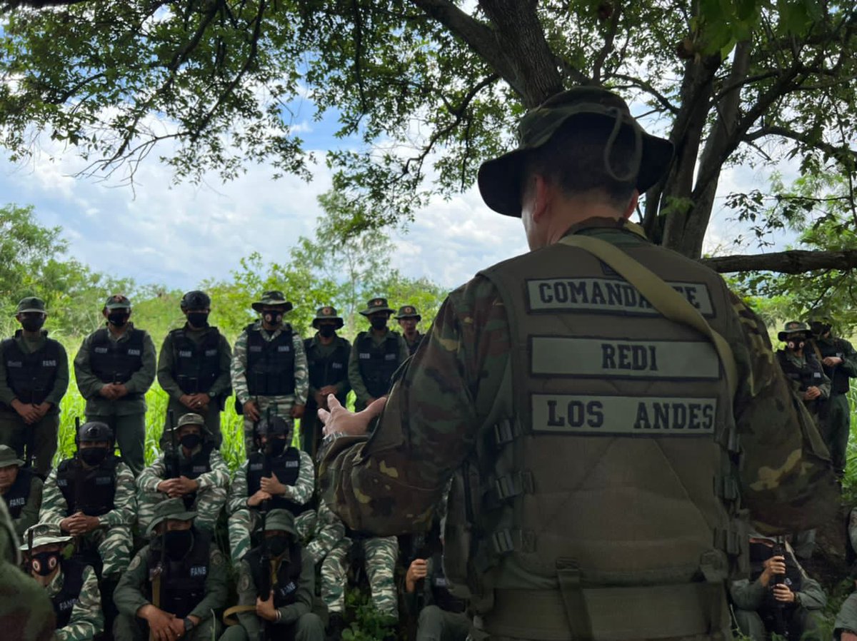Redi_andes's tweet photo. En el marco de la Operación Cacique Murachi 2022 el #CEOFANB complementado con la Milicia Bolivariana para combatir a los TANCOL resguarda nuestra Frontera Tachirense en @Redi_andes a lo largo del eje transfronterizo https://t.co/5a3Mk2iH4D