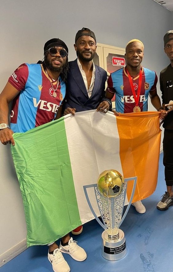 Özel davet edilenler gelmedi kimsenin aklına gelmeyen adam gibi adam sessizce şehre geldi..