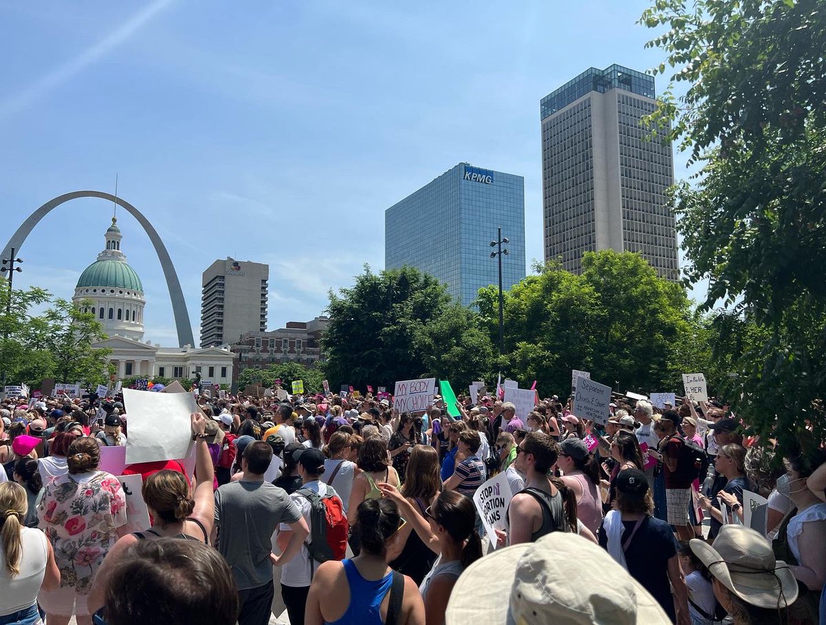 STLstyle's tweet photo. Resist in STyLe, St. Louis! Impressive turnout in support of reproductive rights downtown today! #TakeNoShit #ResiSTL #STLforChoice #ProRoe #ProChoice https://t.co/HikwzNHNHU