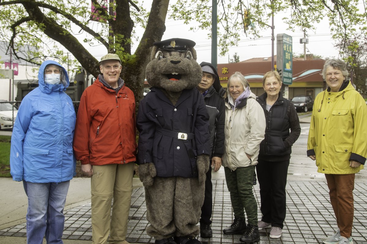 RevueBc's tweet photo. #Litter Beware! The #NeighbourhoodCleanup Party is underway on Victoria Drive. Thanks to #volunteers who are braving the cold and rain to improve the #community. Sponsored by the #Victoria Drive Business Improvement Assoc.
#VDBIA #smallbusiness #neighbourhoodpride https://t.co/SW4VRhfe4K