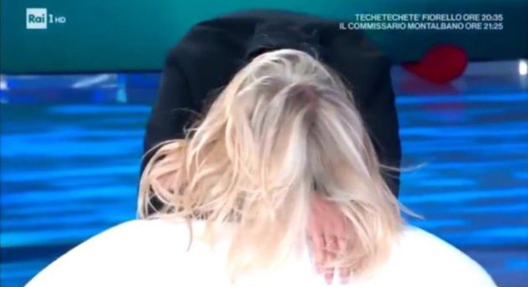 sil_smil's tweet photo. Mi fanno spaccare i moldavi che hanno imparato solo "Italia amore mio" e lo ripetono continuamente senza un senso logico tipo "si tutto bene, mi sto divertendo ITALIA AMÒÒÒRE MIIIOOOOO"
#eurovision #escita #ESC2022 https://t.co/sRwZzgajW8