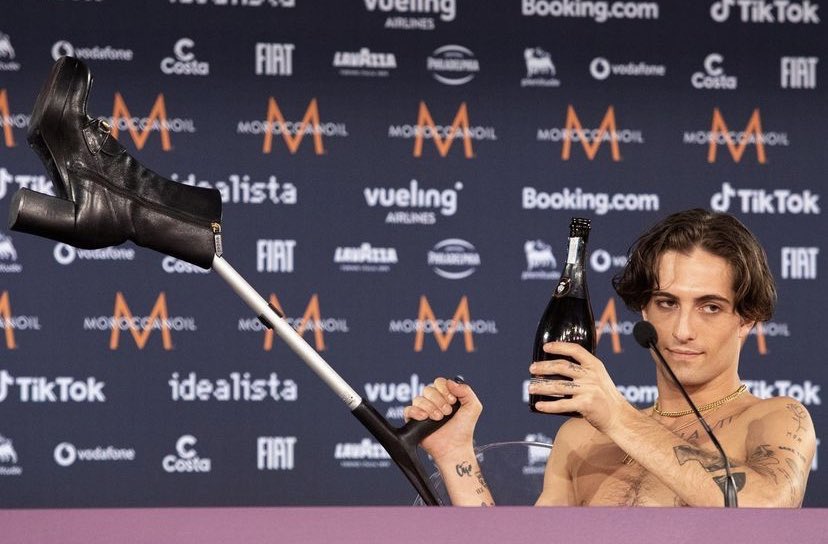 tzantzi's tweet photo. Muy fan de Damiano de Maneskin yendo a la sala de prensa a hacerse la misma foto del año pasado pero con muletas porque está cojo:

#EUROVISION #EurovisionRTVE #Chanelazo #SloMo #ESC2022 https://t.co/e0FocwO6Jz