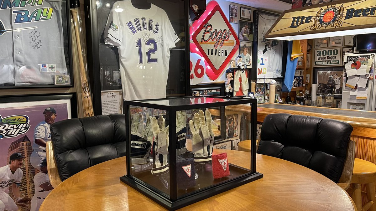 boggs328's tweet photo. The new tabletop display in @TheBoggsTavern. The newly acquired @RedSox batting gloves and sweat/wrist bands. 😍🐔🐓🍗⚾️ #wadeboggs #supercollection @baseballhall @Yankees @RaysBaseball https://t.co/y5nTesWRLJ