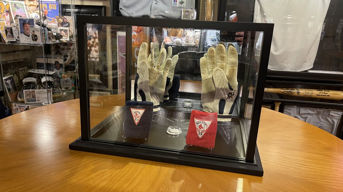 boggs328's tweet photo. The new tabletop display in @TheBoggsTavern. The newly acquired @RedSox batting gloves and sweat/wrist bands. 😍🐔🐓🍗⚾️ #wadeboggs #supercollection @baseballhall @Yankees @RaysBaseball https://t.co/y5nTesWRLJ