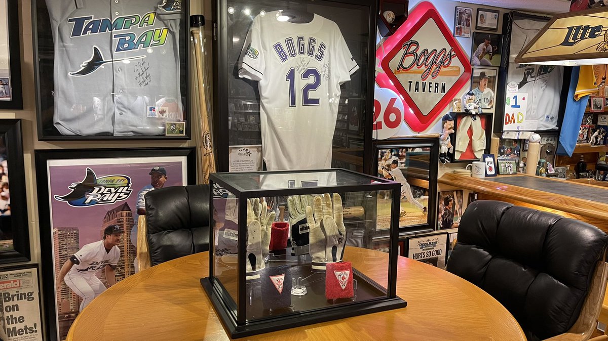 boggs328's tweet photo. The new tabletop display in @TheBoggsTavern. The newly acquired @RedSox batting gloves and sweat/wrist bands. 😍🐔🐓🍗⚾️ #wadeboggs #supercollection @baseballhall @Yankees @RaysBaseball https://t.co/y5nTesWRLJ