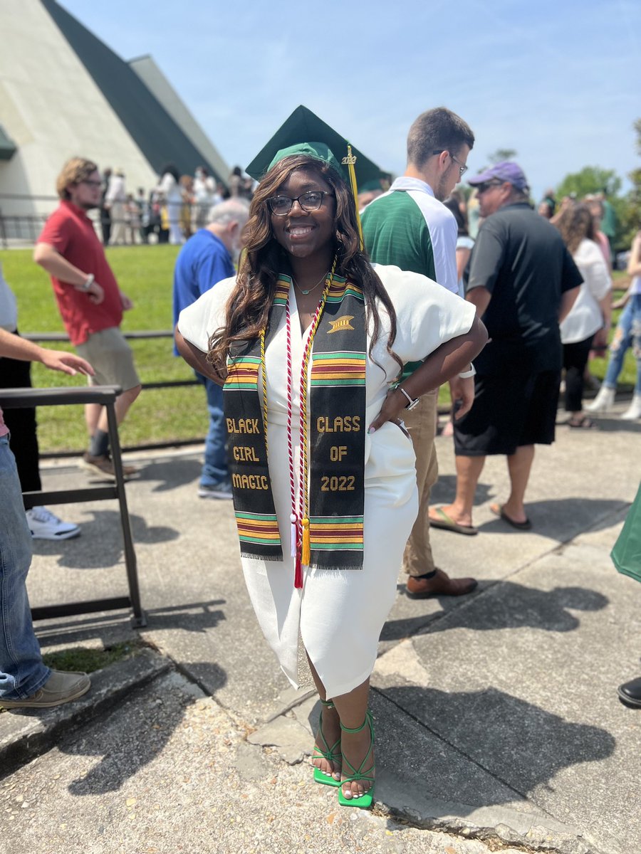 __dommj's tweet photo. Thank you, God 🤍 
Dominique C. James out ✌🏾
#selu22 💛 https://t.co/z6AKMj7we0