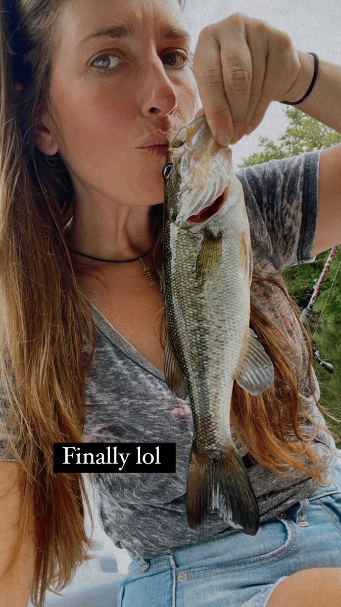 Beat the skunk 🦨 

#fishing #fishinglife #fishingaddict #bassfishing #bass #lakefishing #lurefishing  #fallfishing #girl #bigfish #googansquad #wildernessbabes #countrygirls #thetugisthedrug