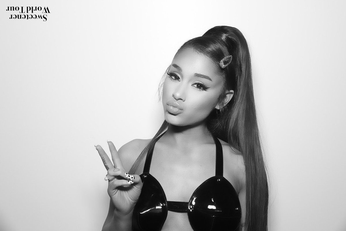 throwbacksofag's tweet photo. ariana grande in the meet & greet booth at the #SWTPhoenix 📸 3 years ago today(14th may 2019) https://t.co/6kLQ14AARm