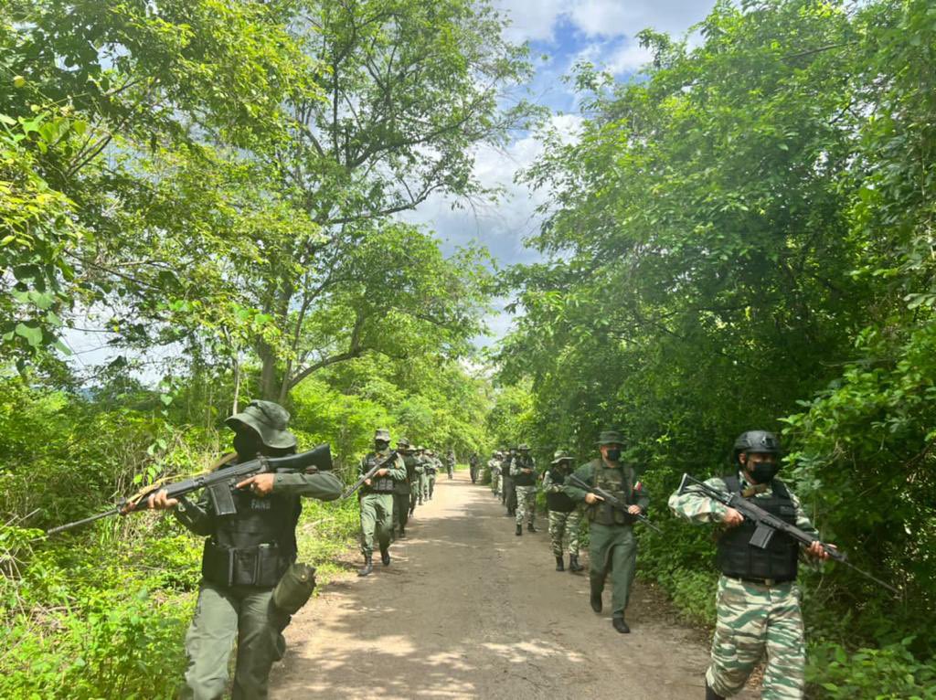 dhernandezlarez's tweet photo. Milicia Bolivariana inicia patrullaje y reconocimiento a campo traviesa con la URRA Los Andes en operaciones “Escudo Bolivariano”. 
Independencia o nada !! https://t.co/zc7IBfOTFH