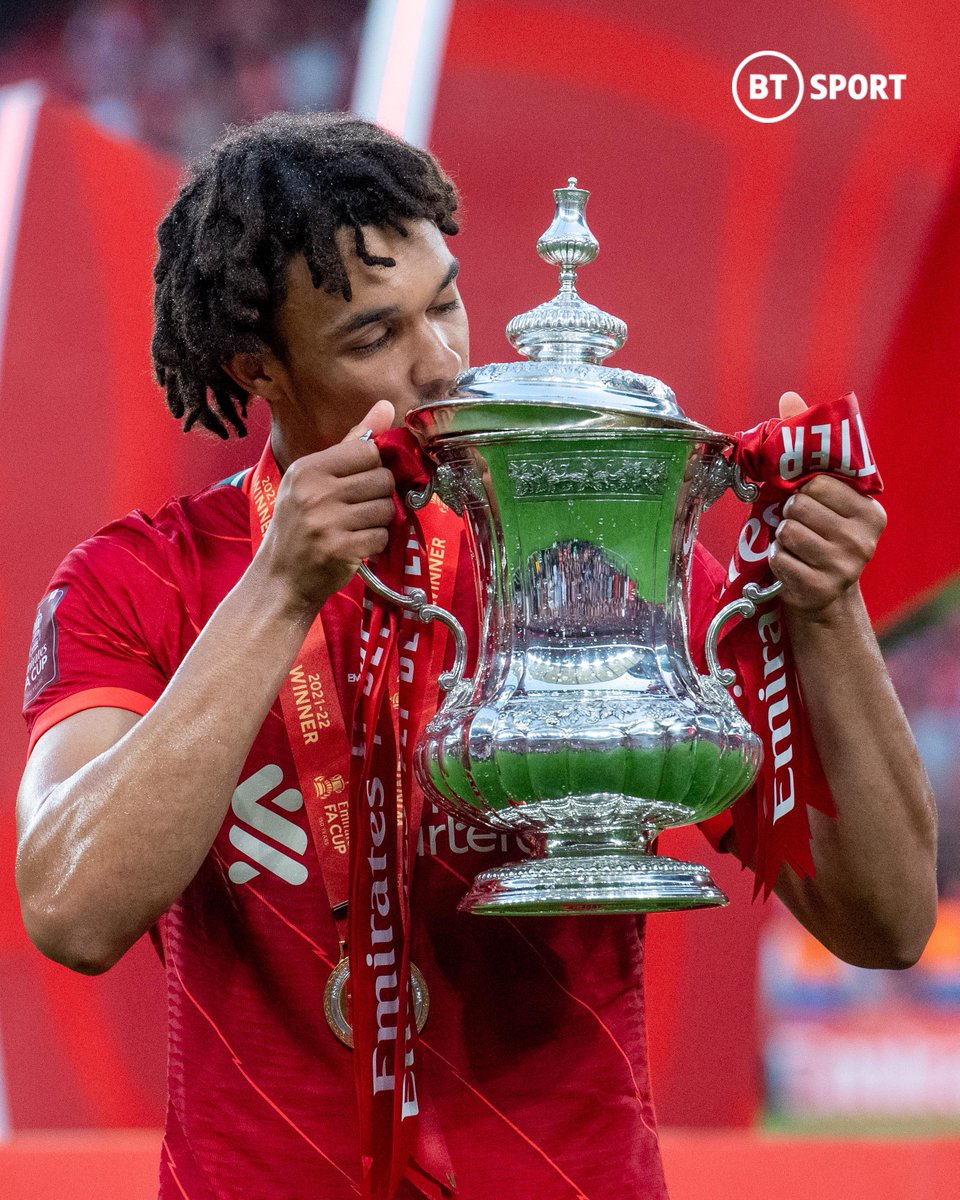 footballontnt's tweet photo. 🤩 Golden Boy 🤩

FA Cup, Premier League, Champions League, Carabao Cup, Super Cup, Club World Cup 🏆

Trent Alexander-Arnold becomes the youngest English Men's player to win every available trophy at club level 🌟 https://t.co/utVGV58iH0