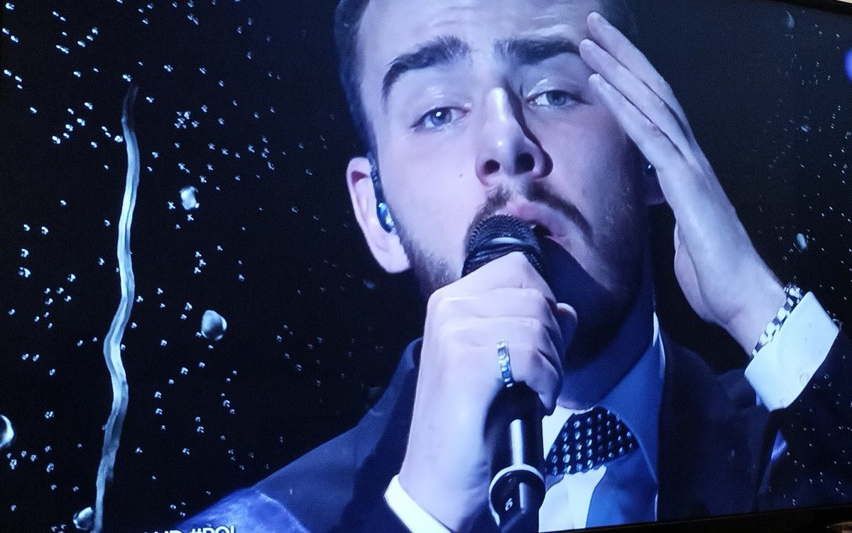sandraxbenedet's tweet photo. ¿El diseñador gráfico de Eurovision de este año se ha sacado el título en Picsart o cómo está la cosa? #Eurovision https://t.co/NtjPA86nx1