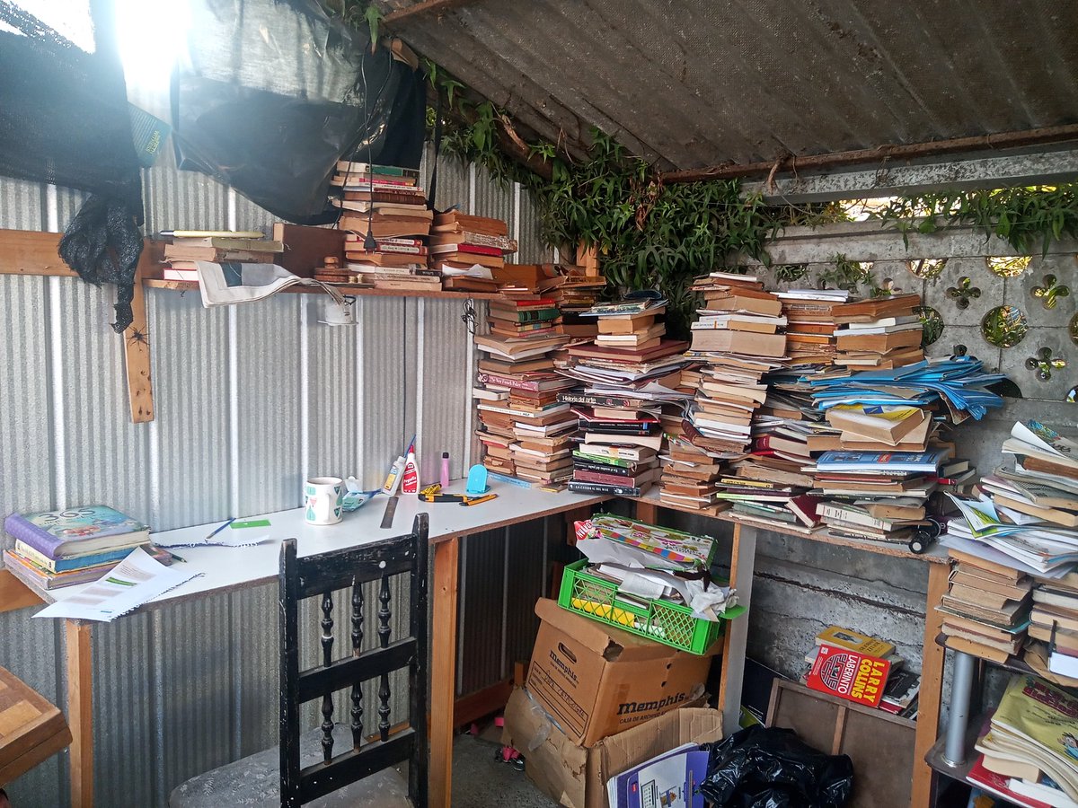 Tengo un oficio muy loco que es reciclador de libros: busco y recolecto libros que desecharon y, de manera bastante absurda, los arreglo en un taller igual de absurdo. Libros viejos, descosidos, sin tapas, se recuperan y salen a la venta a precios súper accesibles