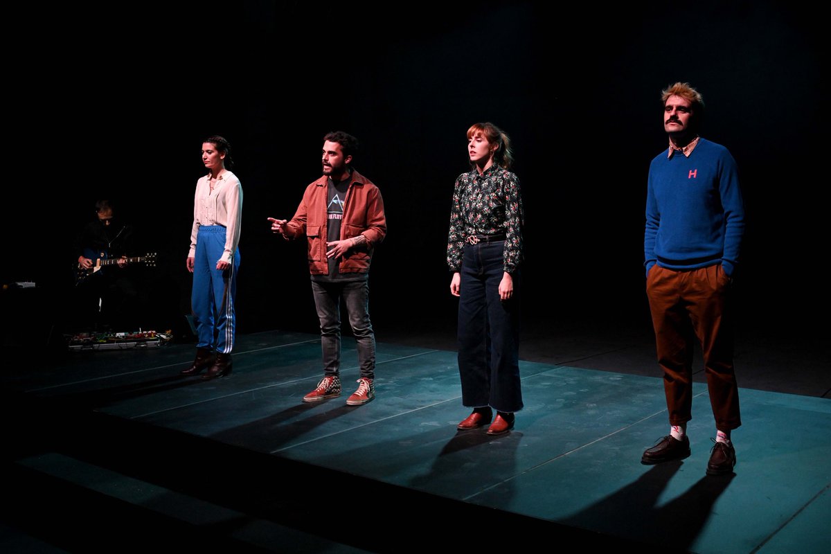 ‘Unes #abraçades...’, Biblio. Catalunya, emotiva y áspera. Desesperación: la plenitud es inalcanzable. Los 10 primeros minutos más impactantes en mucho tiempo. Y, ante todo, la contención <a href="/paula_malia_/">Paula Malia</a> <a href="/_alba_pujol/">Alba Pujol</a> #joansole y <a href="/martisalvat/">Martí Salvat</a>, que pone los pelos de punta. #teatreros