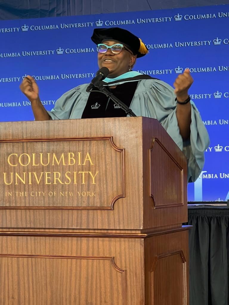 ColumbiaSSW's tweet photo. "We who believe in freedom cannot rest until it comes!"
*
Keynote Speaker &amp; preacher's daughter @whollandgreene beginning her inspiring speech by singing "Ella's Song" by Dr. Bernice Johnson Reagon in honor of civil rights activist Ella Baker. #CSSWGrad2022 https://t.co/9hz046sjpU