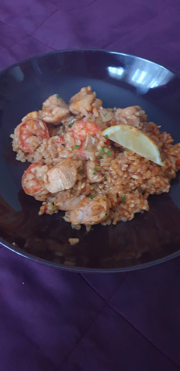Osteo_darkforce's tweet photo. The #boychef was on fire tonight with a cheeky paella for his #mamaofaboychef who arrived home from a 10hr day, 11 day week dead on her feet. Bath, red wine, paella, bed, repeat! β€β€π https://t.co/DNn3lmrC79