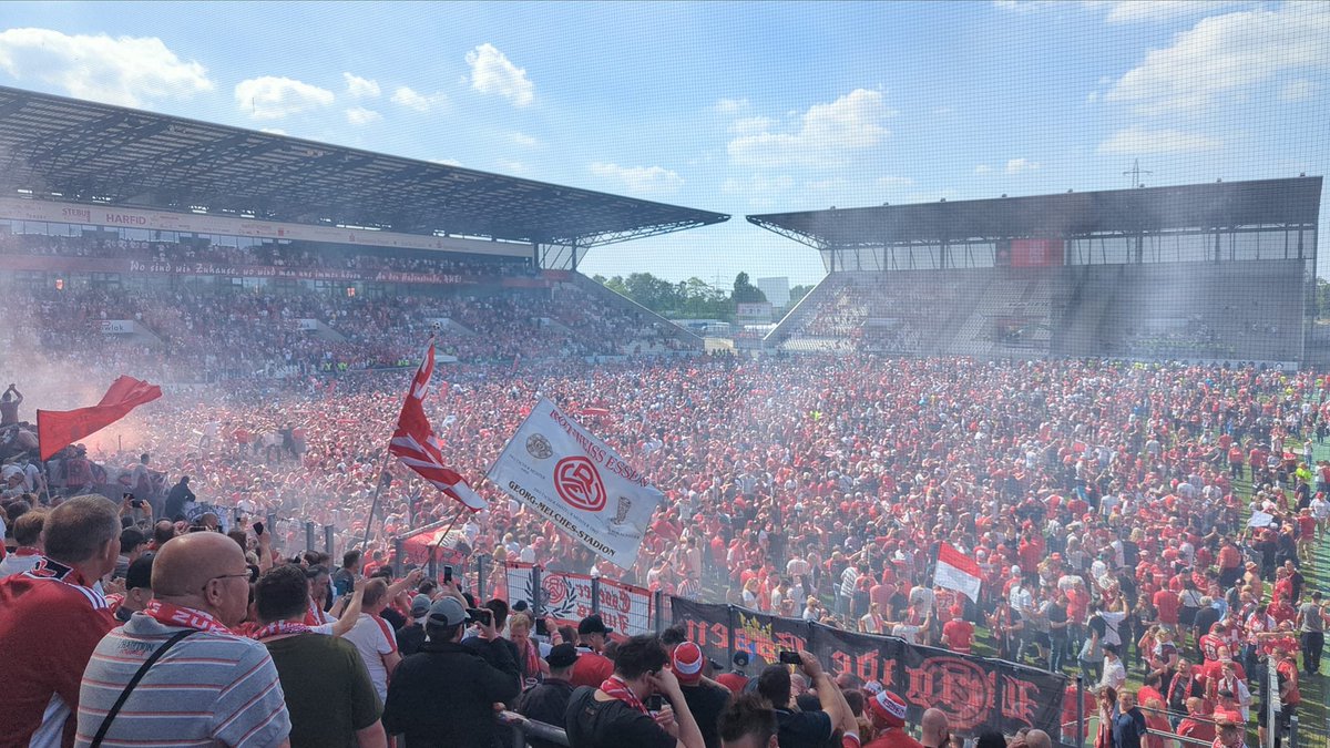 brauneluegen's tweet photo. Wir sind wieder da ! #RWERWA #rotweissessen #3Liga https://t.co/cb5gt3HemT
