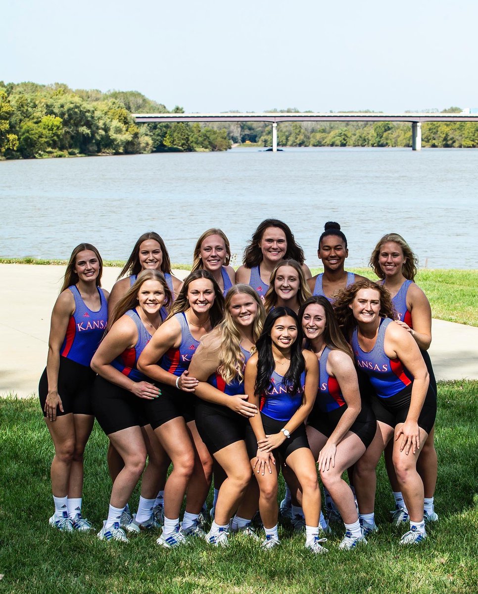 KU_Rowing's tweet photo. 𝙊𝙣𝙘𝙚 𝙖 𝙅𝙖𝙮𝙝𝙖𝙬𝙠, 𝘼𝙡𝙬𝙖𝙮𝙨 𝙖 𝙅𝙖𝙮𝙝𝙖𝙬𝙠 🎓

#KUrowing x #RockChalk https://t.co/gbwlvf2yWU