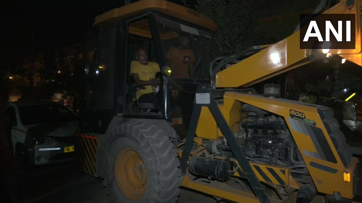 ANI's tweet image. Dayanand Tiwari, a crane operator saved more than 50 lives with his crane during the fire in Delhi&apos;s Mundka on May 13

&quot;I was coming from Mundka Udyog Nagar when I saw the fire in the building.With the help of our crane,we rescued around 50-55 people,mostly women,&quot; he said (14.5)