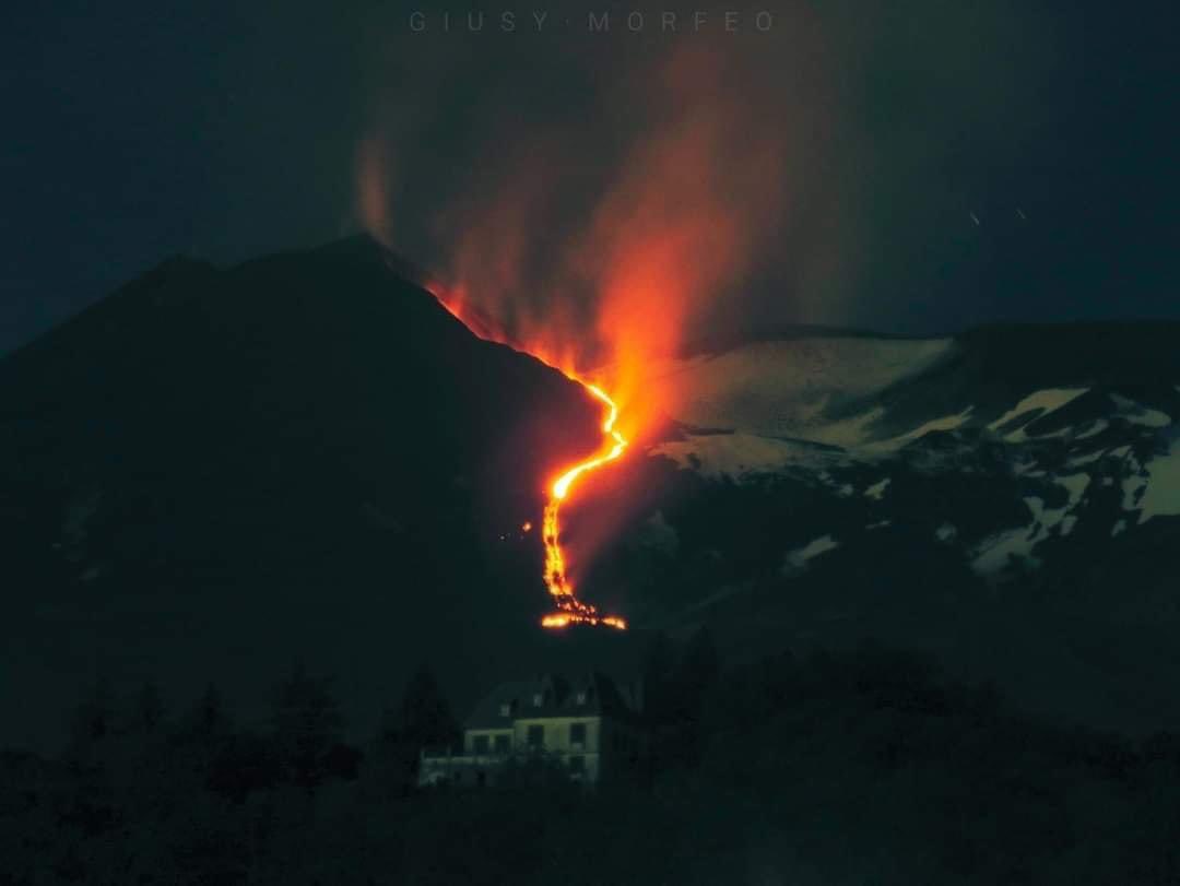 #Etna - Il grande spettacolo di questa sera!🌋📸 Ore 22:00 / 14.05.2022 / Foto di Giusy Morfeo
