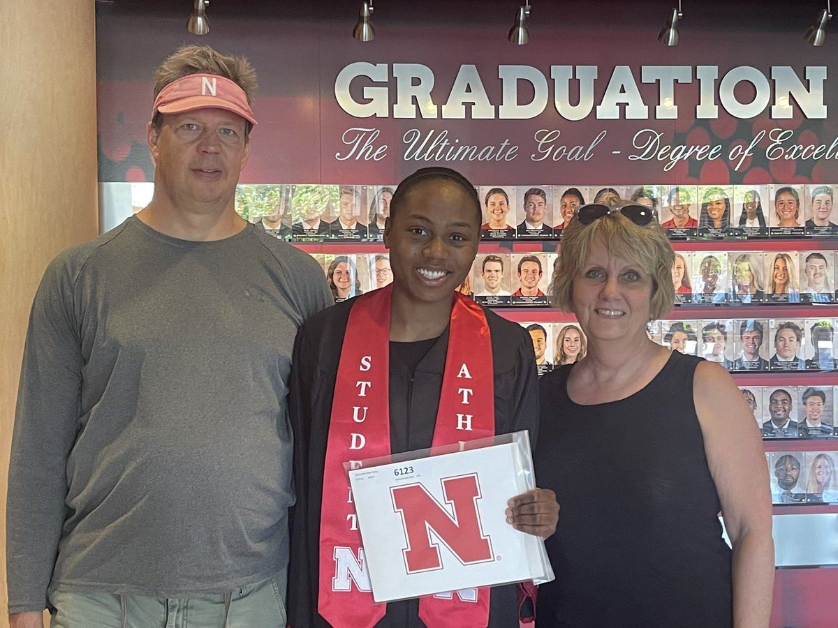 SHaiby_4's tweet photo. Graduated today, and with some pretty great people by my side♥️ #GBR https://t.co/s8uUR18sjp
