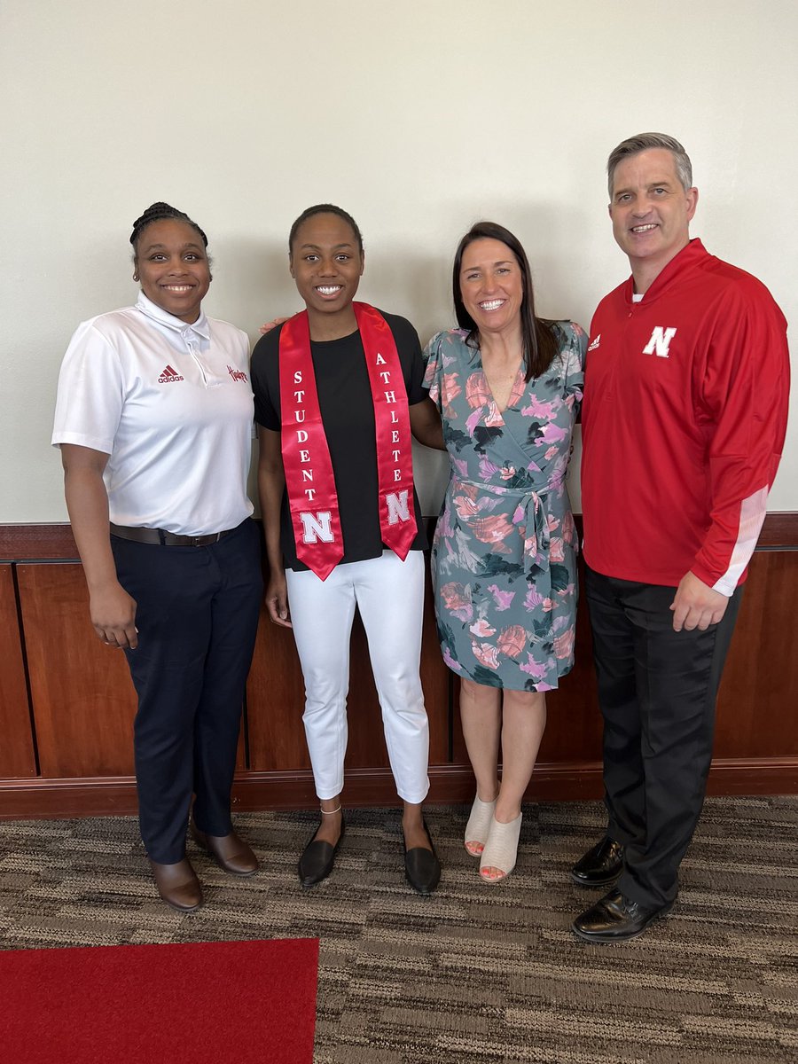 SHaiby_4's tweet photo. Graduated today, and with some pretty great people by my side♥️ #GBR https://t.co/s8uUR18sjp