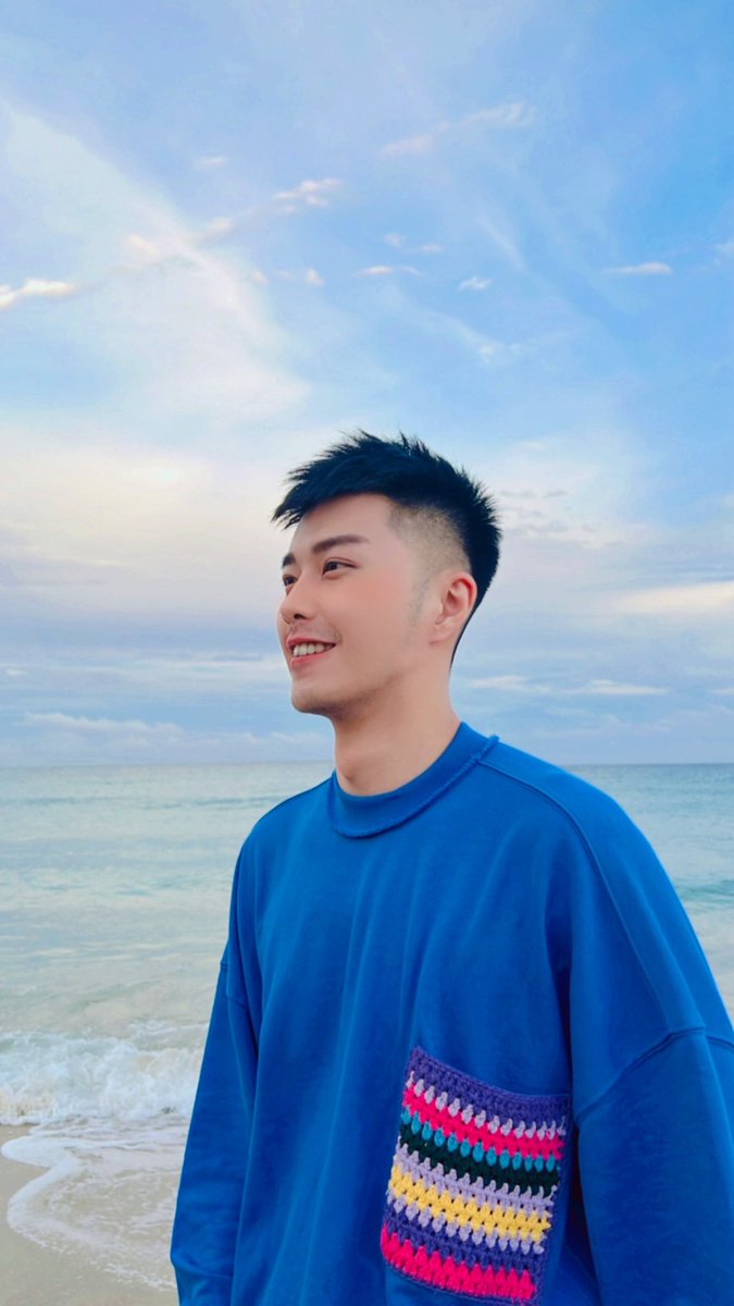 v10288's tweet photo. 世界難題：第一張和第二張，哪一張最好看？🤣 https://t.co/lQLOeVVYBX