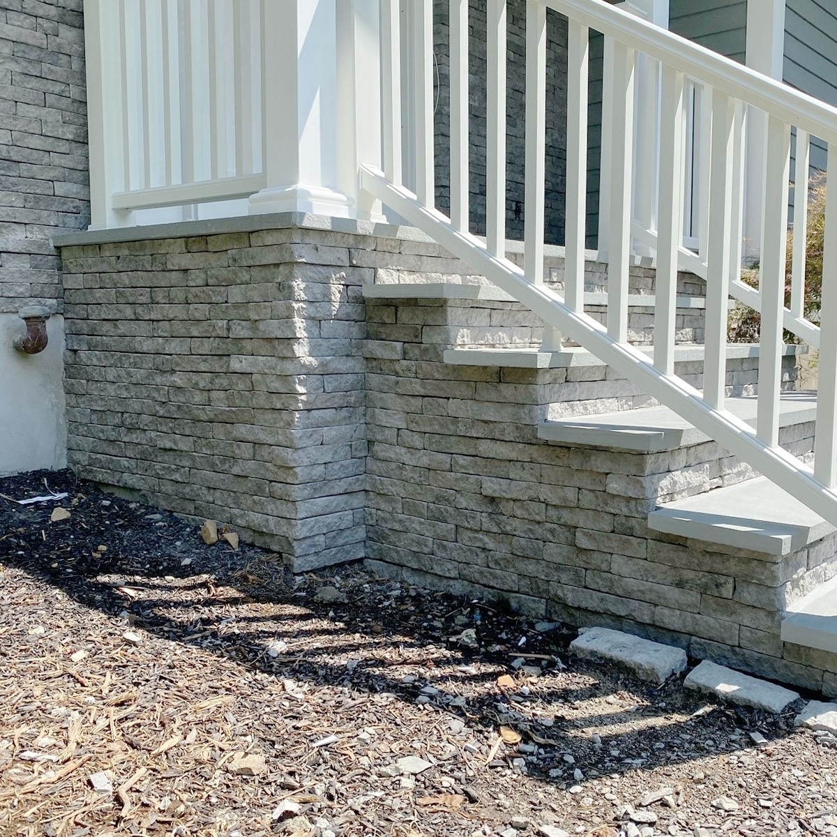 Installing up to 10X faster than the competition, Evolve Stone makes it easy to nail a small project like this in just a day. #ExteriorStoneVeneer #StairAccent #HomeValue

Style: District View
Color: Phantom Shadow