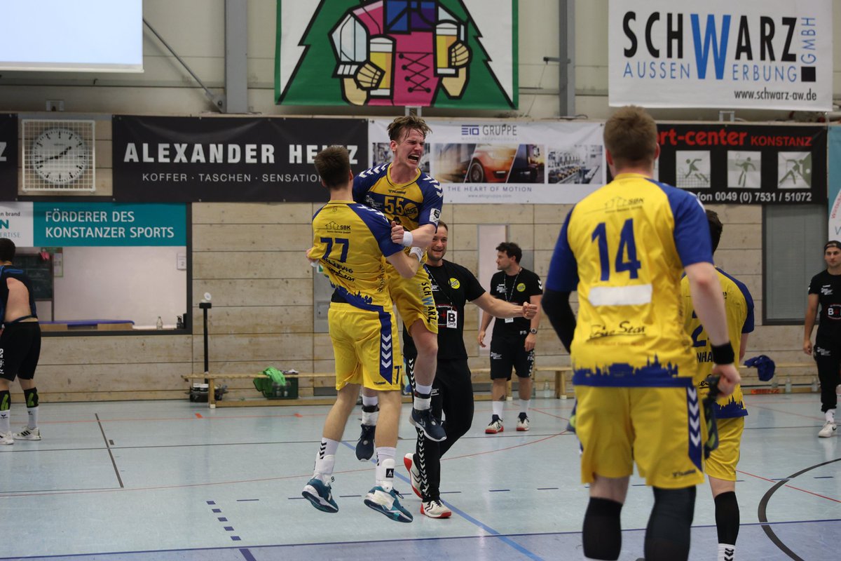 HSGKonstanz's tweet photo. Wir sind Gruppensieger! 🎉💯
Siegtreffer zum 34:33 per Kempa-Trick, 8:2 Punkte, Finale! 1️⃣7️⃣0️⃣0️⃣ Fans und die 💛💙 Wand im Hexenkessel #SchänzleHölle außer Rand und Band. Viiiieeelen Dank!
ℹ #Finale: 21./22. Mai in #Wilhelmshaven, am 28. Mai um 20 Uhr in der Schänzle-Hölle. https://t.co/8dBRYNGSCO