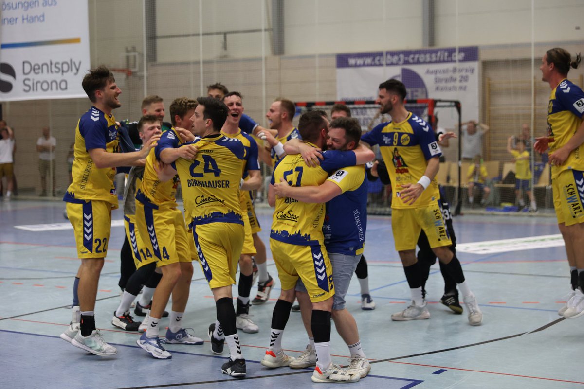 HSGKonstanz's tweet photo. Wir sind Gruppensieger! 🎉💯
Siegtreffer zum 34:33 per Kempa-Trick, 8:2 Punkte, Finale! 1️⃣7️⃣0️⃣0️⃣ Fans und die 💛💙 Wand im Hexenkessel #SchänzleHölle außer Rand und Band. Viiiieeelen Dank!
ℹ #Finale: 21./22. Mai in #Wilhelmshaven, am 28. Mai um 20 Uhr in der Schänzle-Hölle. https://t.co/8dBRYNGSCO