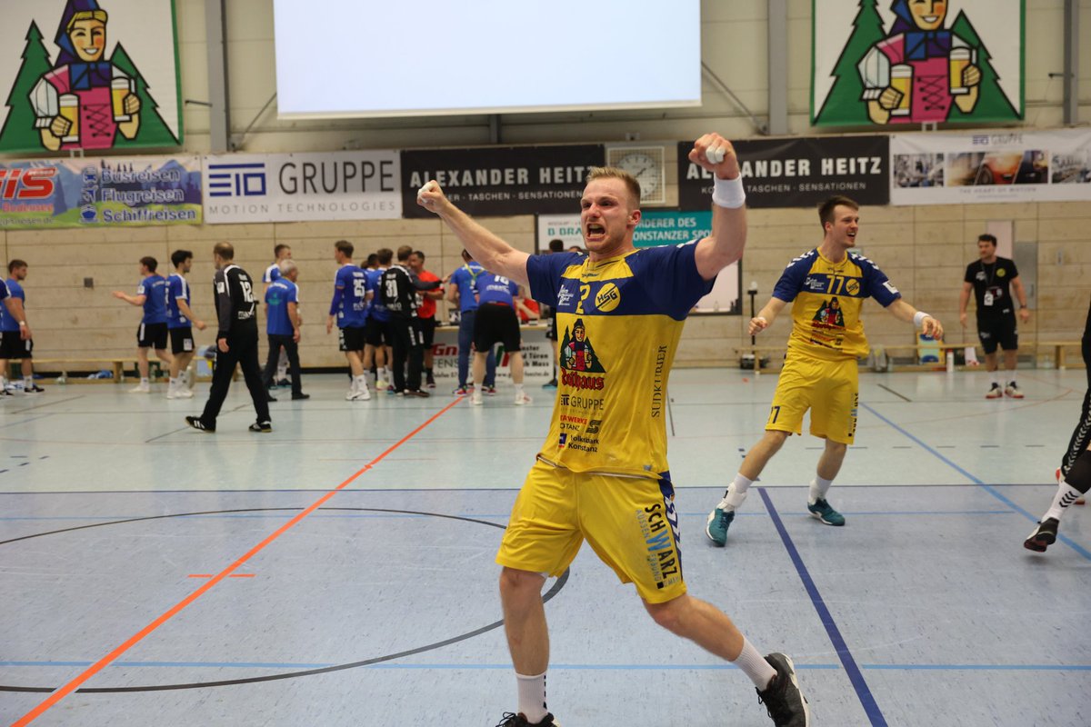 HSGKonstanz's tweet photo. Wir sind Gruppensieger! 🎉💯
Siegtreffer zum 34:33 per Kempa-Trick, 8:2 Punkte, Finale! 1️⃣7️⃣0️⃣0️⃣ Fans und die 💛💙 Wand im Hexenkessel #SchänzleHölle außer Rand und Band. Viiiieeelen Dank!
ℹ #Finale: 21./22. Mai in #Wilhelmshaven, am 28. Mai um 20 Uhr in der Schänzle-Hölle. https://t.co/8dBRYNGSCO