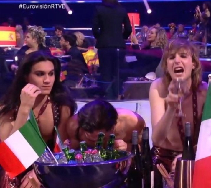 Carmen24337160's tweet photo. AJAJAHAJK que Damiano va y dice: "divertíos y no os acerquéis mucho a las mesas". RECUERDOS DE 2021 #Eurovision #Maneskin #EurovisionRTVE https://t.co/IHzzrx73XK