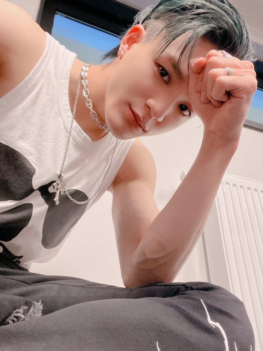 wegoingresonate's tweet photo. GOD FUCK JDJSISJSHABDJDK THE HEL IS WRONG WITH YOU WHY ARE YOU LIKE THIS DO YOU WANT M3 TO STOP BREATHING? I WILL FUCKING DO IT WHORE DON'T YOU DARE ME https://t.co/asxUq4mDxq