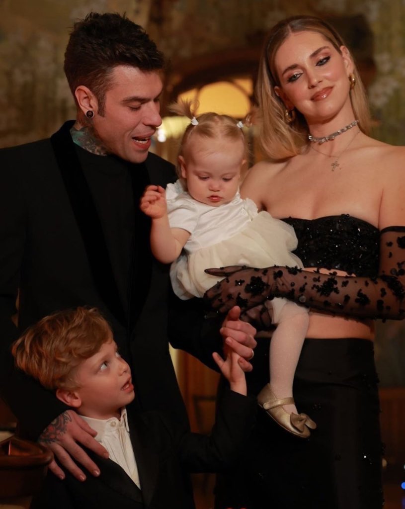 Gekla90's tweet photo. @ChiaraFerragni @Fedez abbiamo bisogno del vostro +27% facciamo votare 09  #ESC2022 #Eurovision https://t.co/hgbX4m4Aec