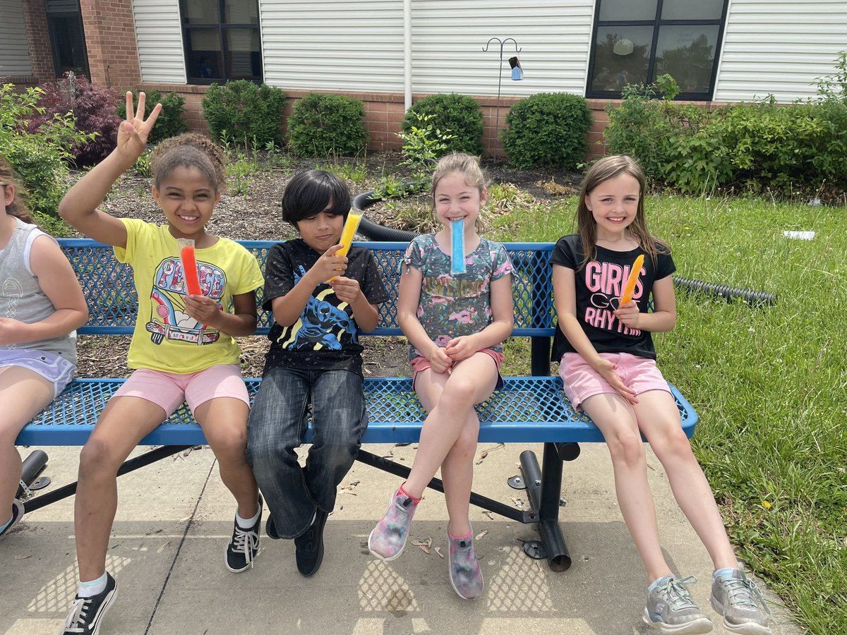 marciewarner28's tweet photo. Nothing like popsicles after a super fun field day! @CentralPauline @DebWilliamsEDU #wearePC #PCBuildingOurLegacy #PCStrongerTogether https://t.co/UlKEUK0Tcl