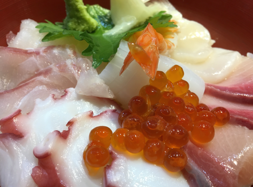 VietnamSuzume's tweet photo. HCMCから北へ約40kmのビンズオン新都市にある「わか葉」。
この日の走行距離は240km。PC、水2L、その他で装備は5-6kgで背筋が激疲れ。
ここの在住者にはなじみのメニューでもはるばる来てこの刺身は嬉しい。
隣はファミマで更に嬉しい、この後VSIP3工業団地前で休憩。
#ビンズン #ビンズオン #VSIP3 https://t.co/rn71xQXJVF