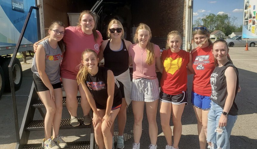BraveFastpitch's tweet photo. @ths_brave Softballers pitched in to help with ShareFest yesterday! Had a lot of fun giving back to the Oxford community! #together https://t.co/J21HBun9V8