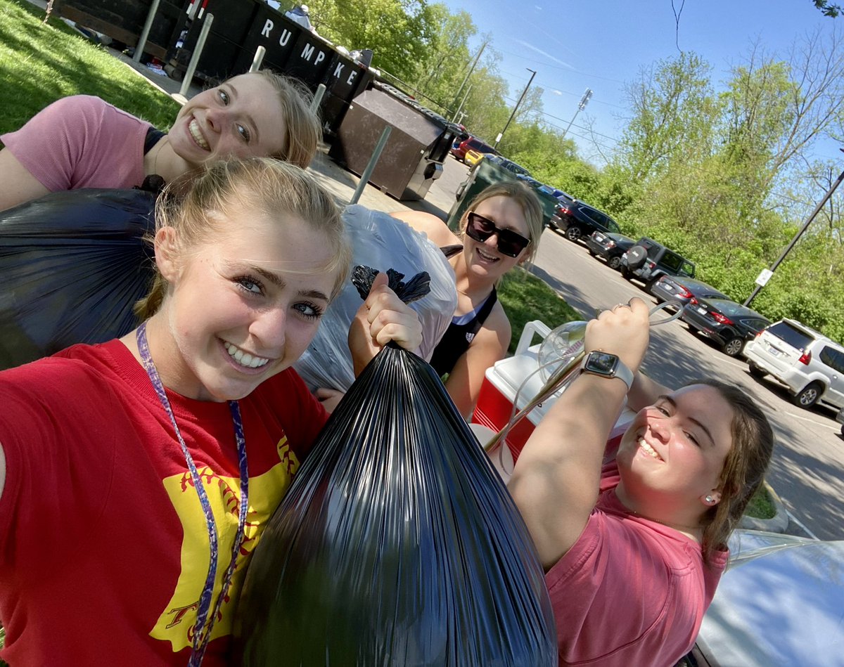BraveFastpitch's tweet photo. @ths_brave Softballers pitched in to help with ShareFest yesterday! Had a lot of fun giving back to the Oxford community! #together https://t.co/J21HBun9V8