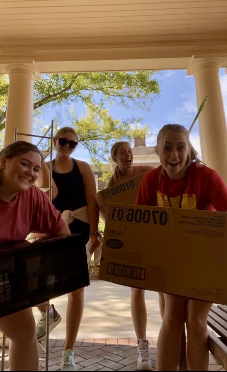BraveFastpitch's tweet photo. @ths_brave Softballers pitched in to help with ShareFest yesterday! Had a lot of fun giving back to the Oxford community! #together https://t.co/J21HBun9V8