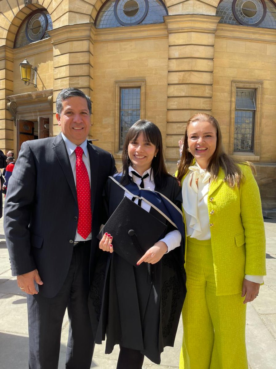 Rodrigo_LaraS's tweet photo. Te trazaste el objetivo y pasaste por tus propios méritos las pruebas con éxito. Hoy fruto de tu disciplina y amor por tu profesión cumples este sueño. Orgulloso y muy feliz por ti Mariana. Te amamos y siempre estaremos contigo. La familia lo es todo. https://t.co/9HV022cSCa