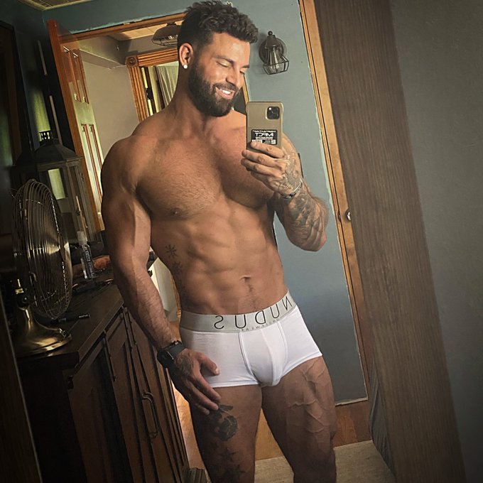 Might need to go a size up😬 https://t.co/rzaiC9BSdq https://t.co/4YOJe7mwpx