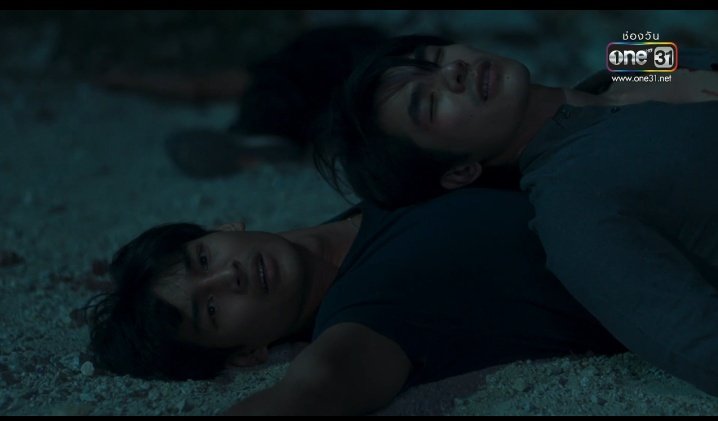 tonkhawwwwwwwww's tweet photo. #KinnPorscheEP6 พอร์ชมันช็อคเพราะเหตุการ์ณมันเดจาวูกับตอนนี้พ่อแม่ตายแต่ข่าวออกว่ารถชนเสียชีวิตแต่ซีนนี้มีเสียงปืนแปลว่าพ่อแม่ตายมันมีส่วนเกี่ยวกับเสียงปืนอะดิ๊ https://t.co/nGwMNyADsx