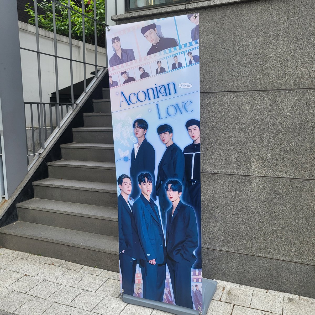 shouting_kkung's tweet photo. 카페 부스 연남
사진들 하나하나 다 이쁜것만 골라서 뽑아두시고!
늦게 가기도 했고 시간이 없어서 금방 나와서 조금 아쉬웠지만 마카롱 먹고 럭드하고 할건 다 했다! https://t.co/ezHoNmZhrJ