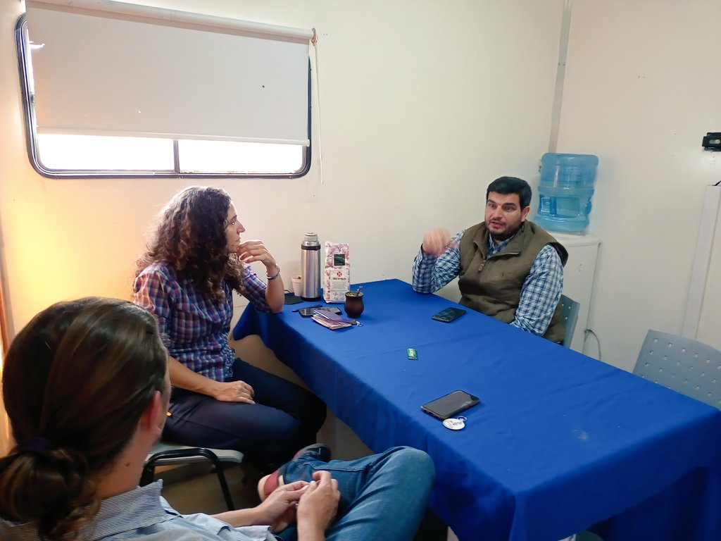 JorratJuan's tweet photo. En el tráiler de @AgriculturaAR durante la #Expolactea junto a @HernanRachidok nos reunimos con @Nidiajuri77 del @senasa agricultura familiar para delinear la ejecución de proyectos en común.
#Protaal #senasaaf #agriculturafamiliar https://t.co/70BnPNrESO