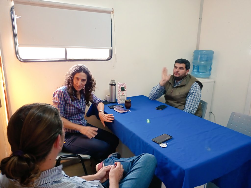 JorratJuan's tweet photo. En el tráiler de @AgriculturaAR durante la #Expolactea junto a @HernanRachidok nos reunimos con @Nidiajuri77 del @senasa agricultura familiar para delinear la ejecución de proyectos en común.
#Protaal #senasaaf #agriculturafamiliar https://t.co/70BnPNrESO