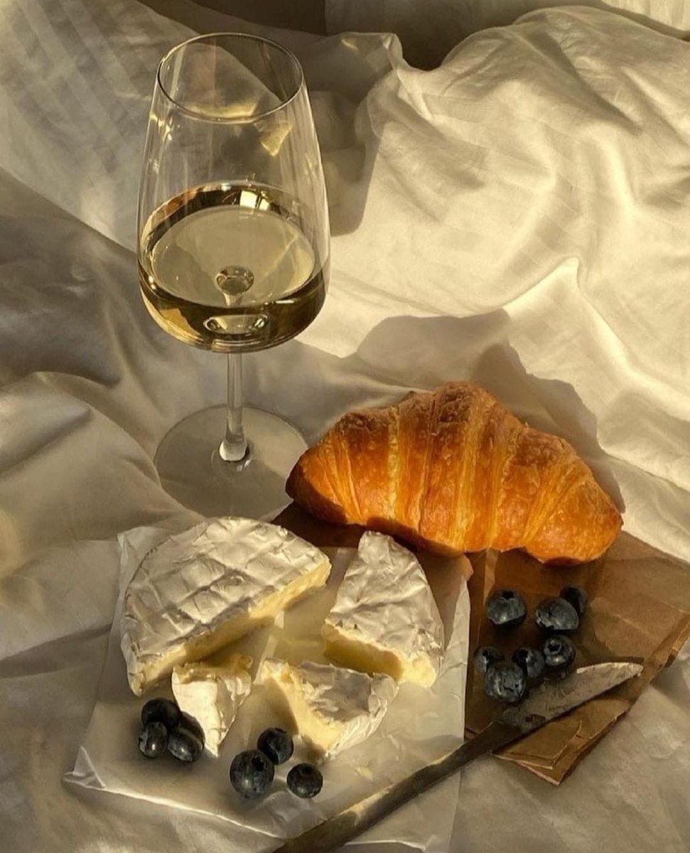 bykaiamar's tweet photo. In the middle of the noise, remember to take time for yourself 🌞🍸🥐🍇

Discover our collection of vegan bags https://t.co/KWM8GFbCjO

#sustainablehandbags #sustainablefashion #inspiration #veganbags  #slowfashion #sustainablematerials #ethicalfashionbrand #shopsustainable https://t.co/0jEHXZZ5nf
