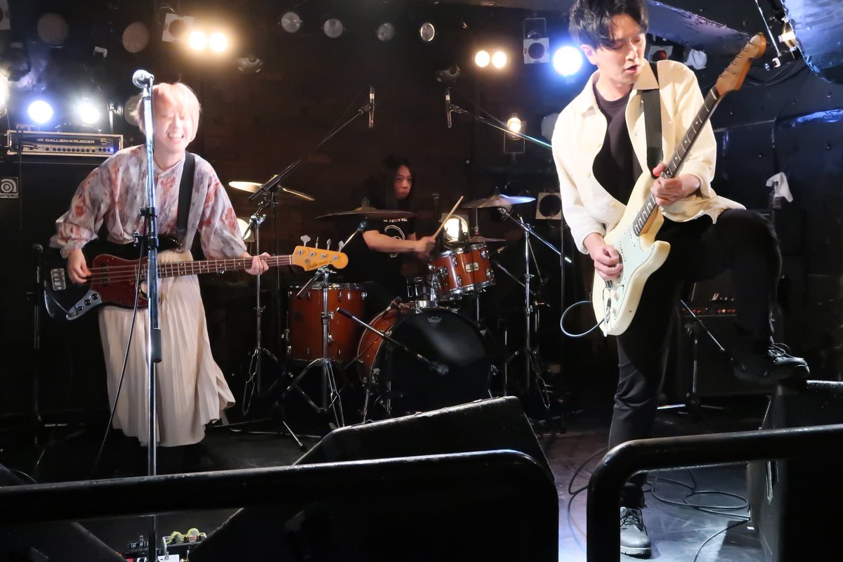 coralocean's tweet photo. akemi　吉祥寺 Planet K  2022.5.13
2019.7.7 渋谷HOME以来の参戦！3ピースの熱い奴等。重厚なドラムの鳴り響く中、つんざくボーカルに呼応するようなギター、ベース。そして、各々のプレイパフォーマンス。音も動きも目まぐるしく展開されて、パワーも全開！全身で楽しめた時間でした。 https://t.co/4tRXf4lVBa