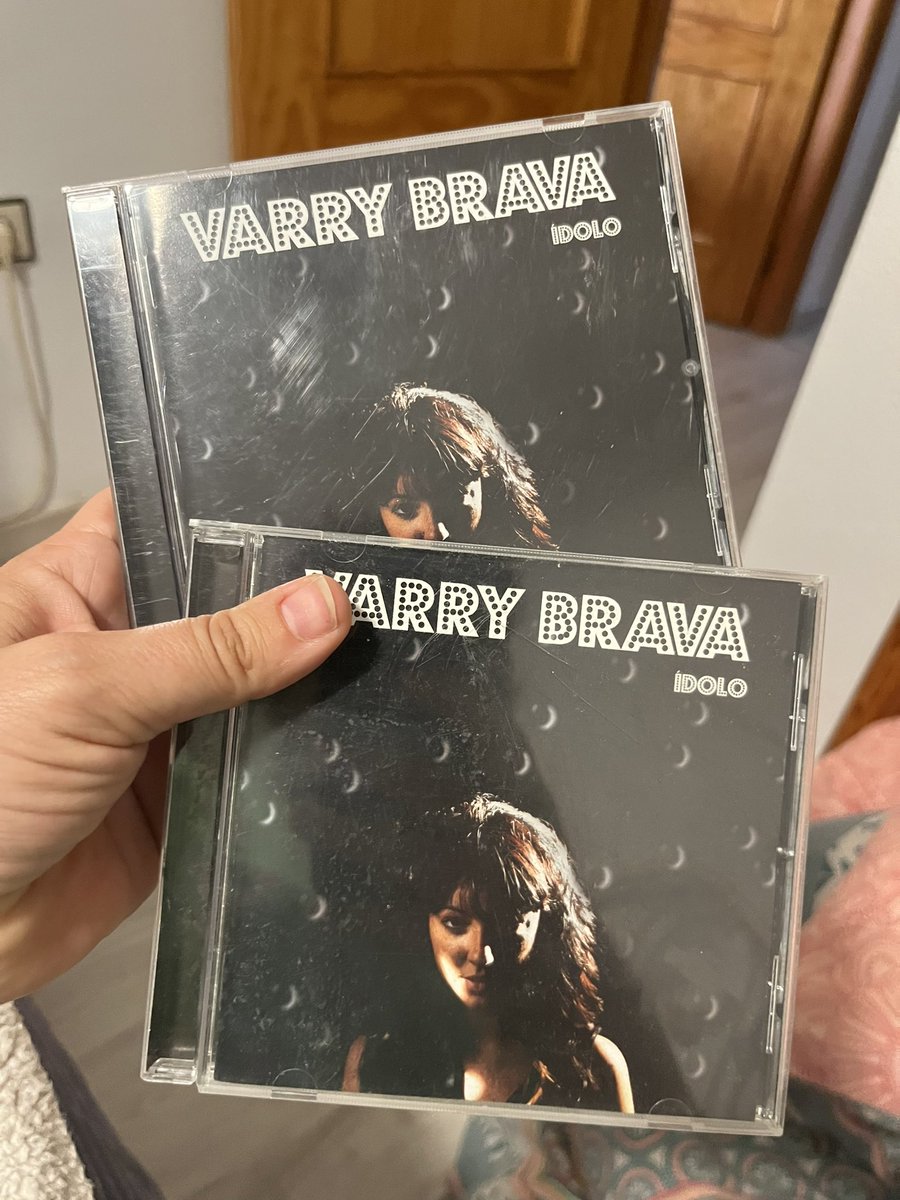 Martirios19's tweet photo. Pues me acabo de dar cuenta que tengo dos copias del ÍDOLO de @varrybrava (una de ellas firmada por todos) #Eurovision #varryvision https://t.co/UYNNDhenHv