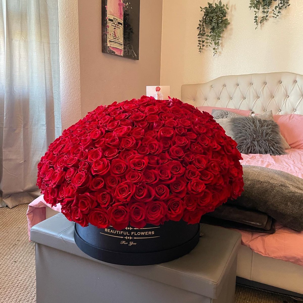 kbdlr00's tweet photo. POV: you walk in your room to this 400 roses arrangement 😍🫶🏻 IG: beta.bouquets https://t.co/7ULStPmquf
